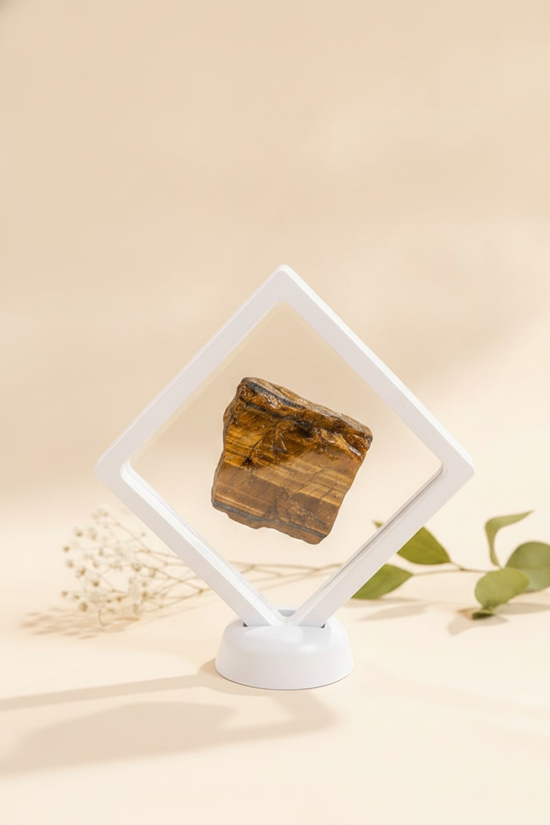 מסגרת קריסטל מרחפת עם עין הנמר — תצוגה שקופה על בסיס לבן